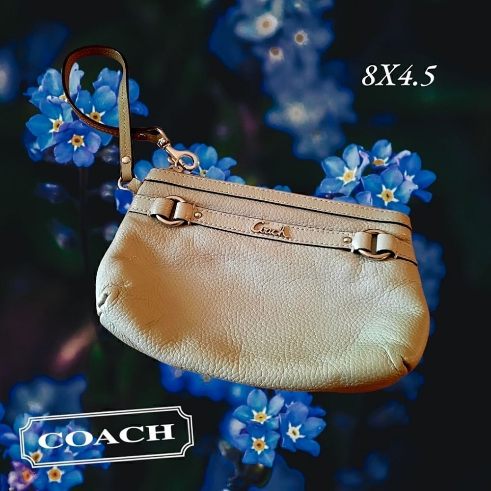 COACH Vintage Pebbled Leather Wristlet TIMELESS!